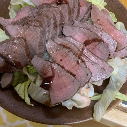 少し薄い塊肉だったので、レア感があまりなくなりましたが、簡単にできました！ソースも激うま！レタスの上に乗せてさっぱりいただきました！